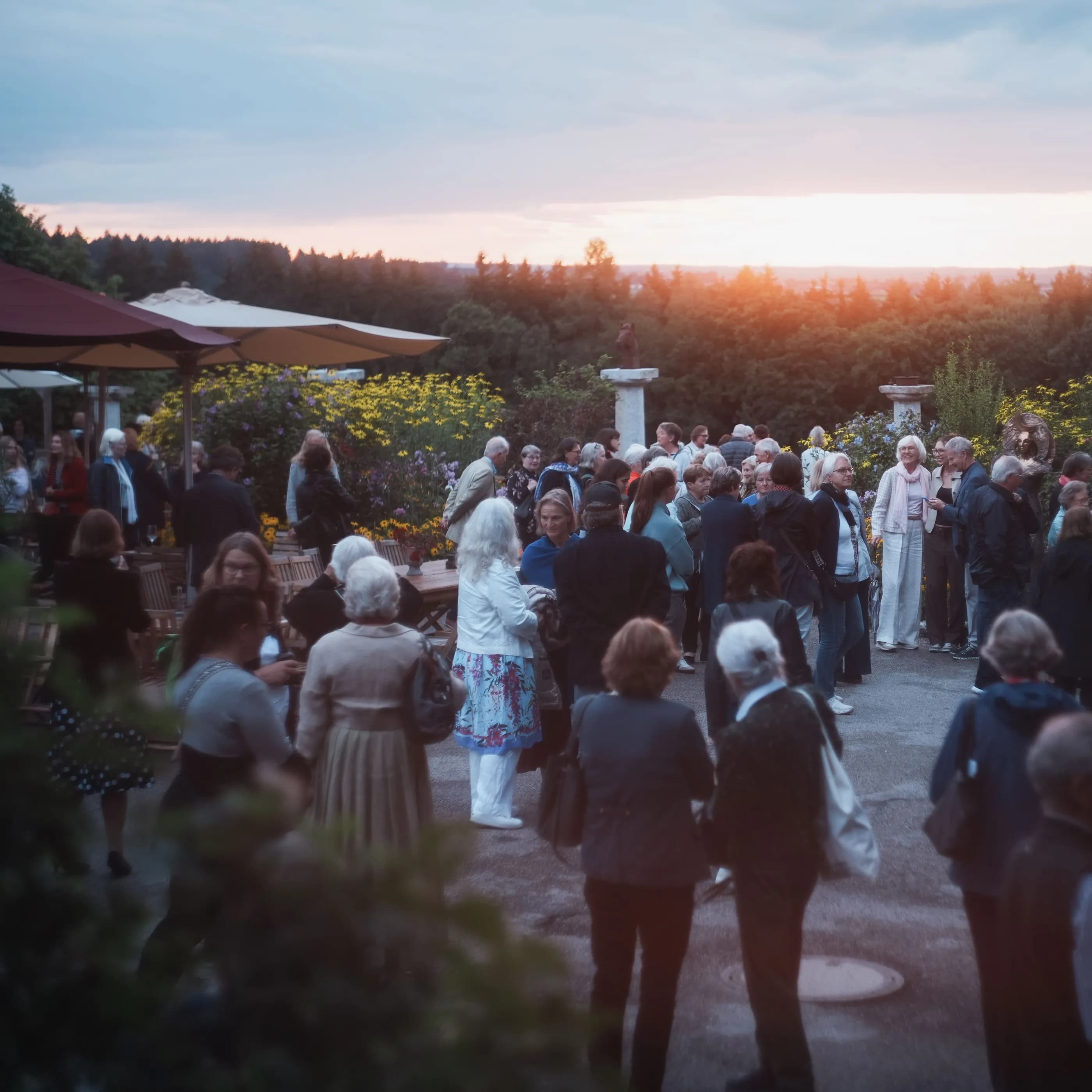 Versanstatlung bei Sonnenuntergang