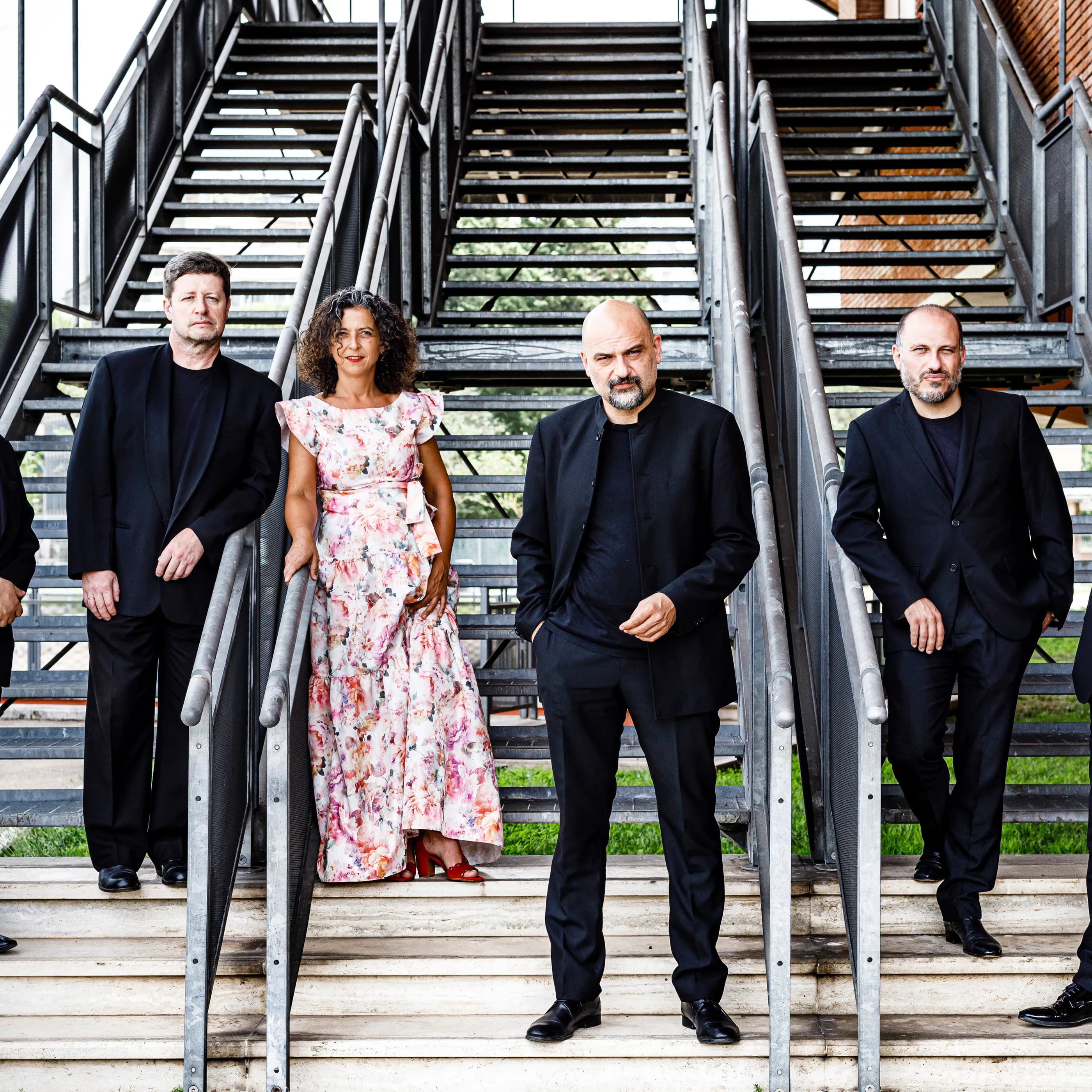 Sesstetto Stradivari Gruppenfoto auf einer Treppe